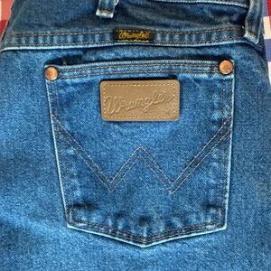 Wrangler Classic Blue Jeans with Logo Patch. Straight